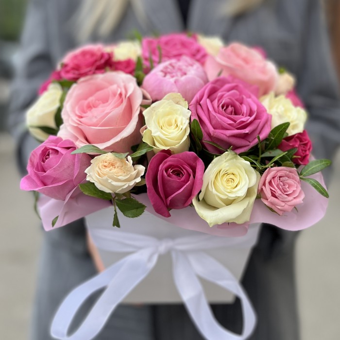 Нежная композиция из роз  в коробке