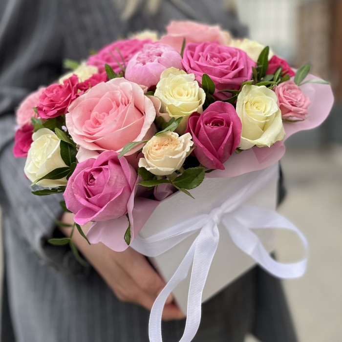 Нежная композиция из роз  в коробке