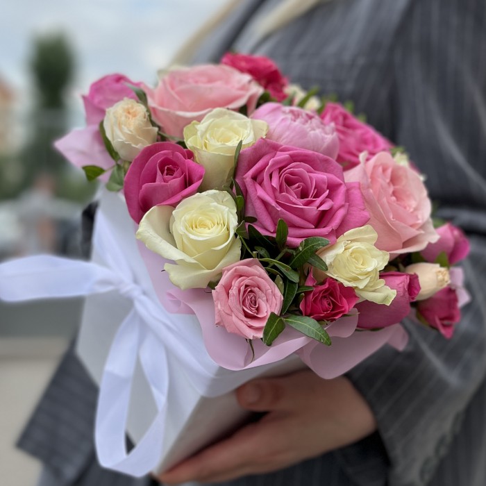 Нежная композиция из роз  в коробке