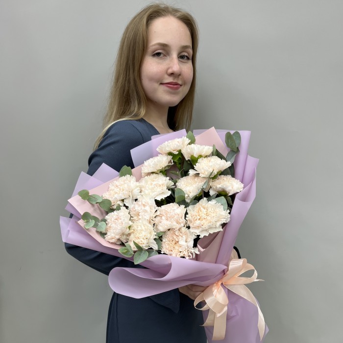 15 персиковых гвоздик с эвкалиптом