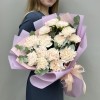 15 персиковых гвоздик с эвкалиптом