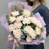 15 персиковых гвоздик с эвкалиптом