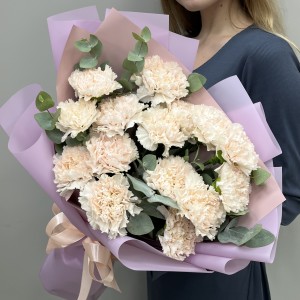 15 персиковых гвоздик с эвкалиптом