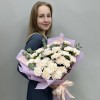 35 персиковых гвоздик с эвкалиптом
