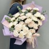 35 персиковых гвоздик с эвкалиптом