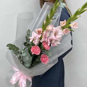Букет с гладиолусами и розовой гвоздикой