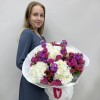 Сборный букет с белой гортензией и кустовой пионовидной розой