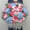 Сборный букет с голубой гортензией и кустовой пионовидной розой