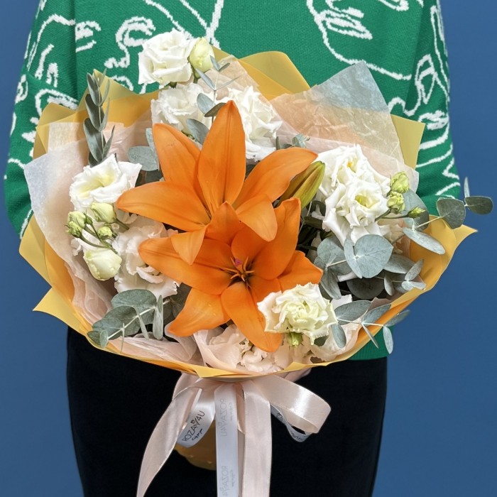 Букет подруге на день рождения с лилией