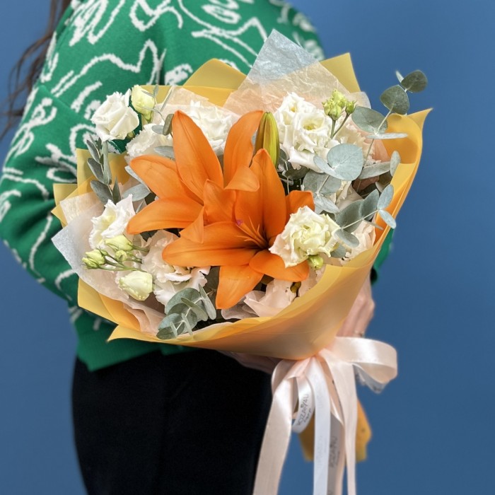 Букет подруге на день рождения с лилией