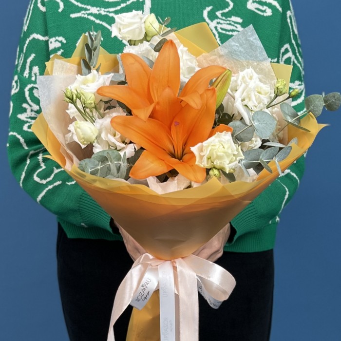 Букет подруге на день рождения с лилией