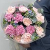 17 нежных гвоздик с оксипеталумом