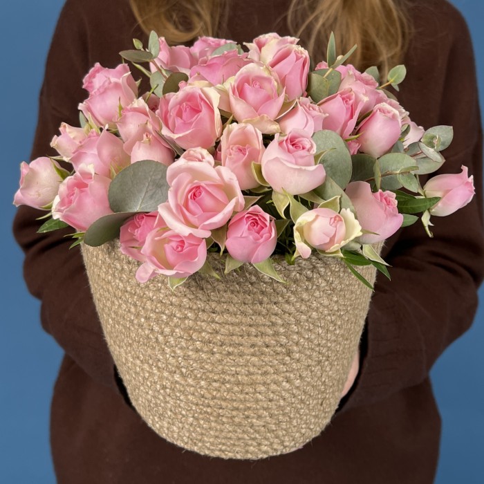 15 розовых кустовых роз Динара в кашпо