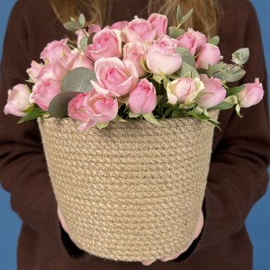 15 розовых кустовых роз Динара в кашпо