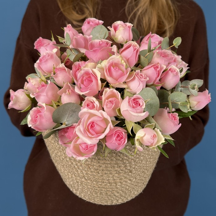 15 розовых кустовых роз Динара в кашпо