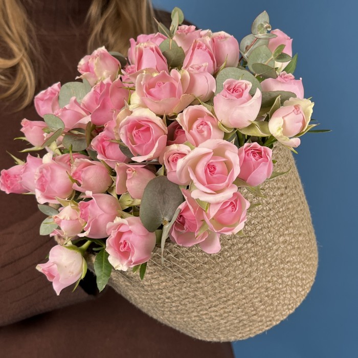 15 розовых кустовых роз Динара в кашпо