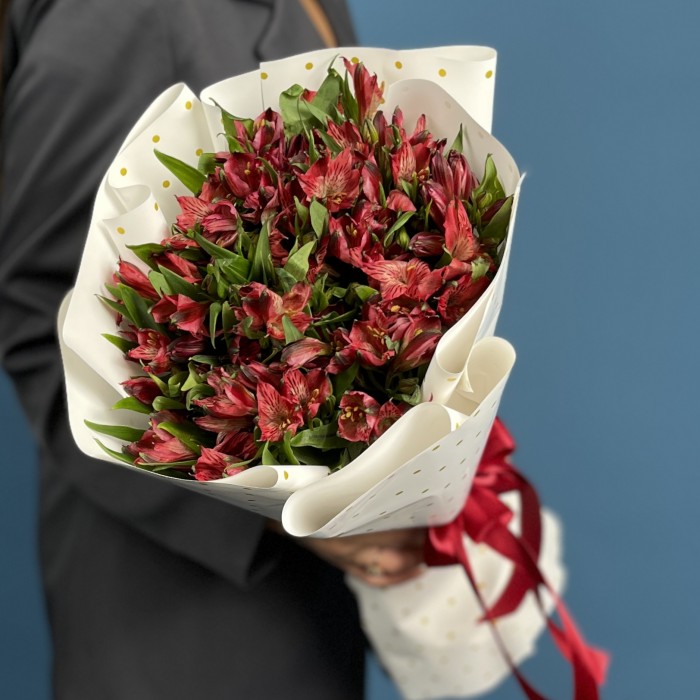 15 красных альстромерий