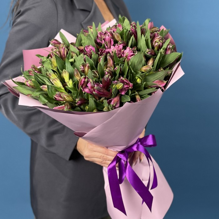 25 фиолетовых альстромерий