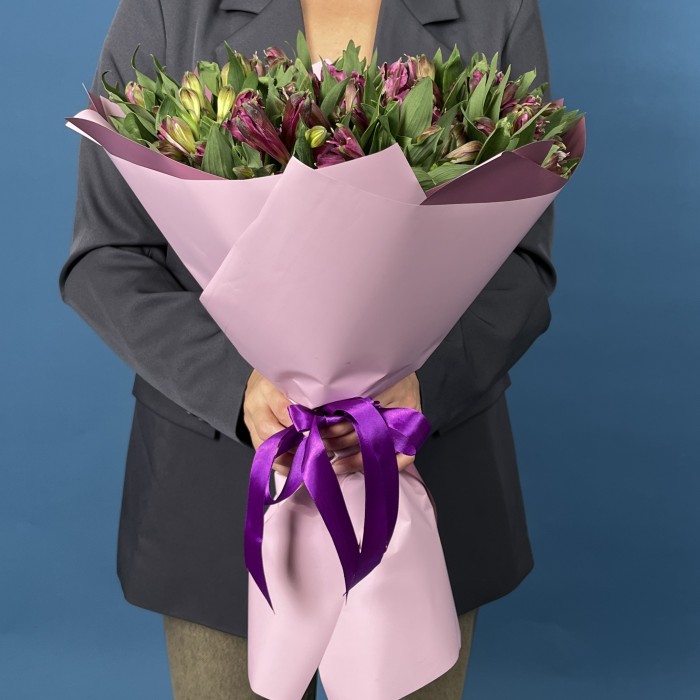 25 фиолетовых альстромерий