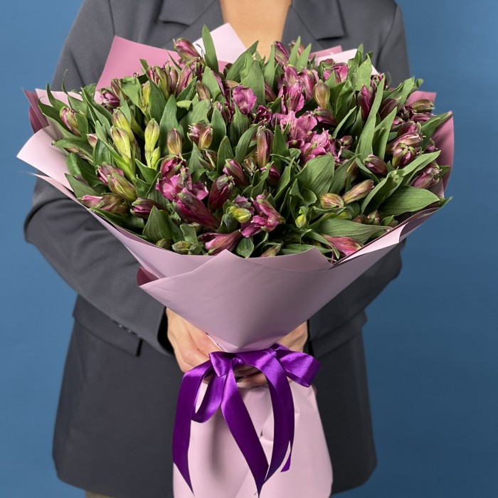 25 фиолетовых альстромерий