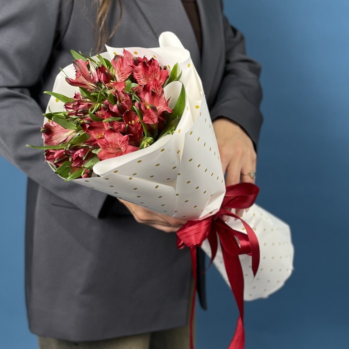 5 красных альстромерий