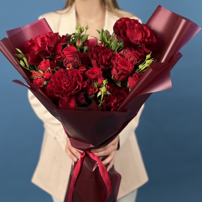 Бордовый букет из роз