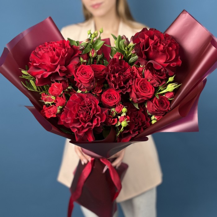 Бордовый букет из роз