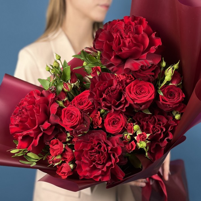 Бордовый букет из роз