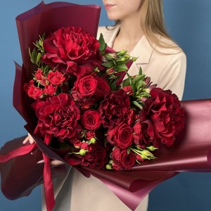 Бордовый букет из роз