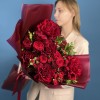 Бордовый букет из роз