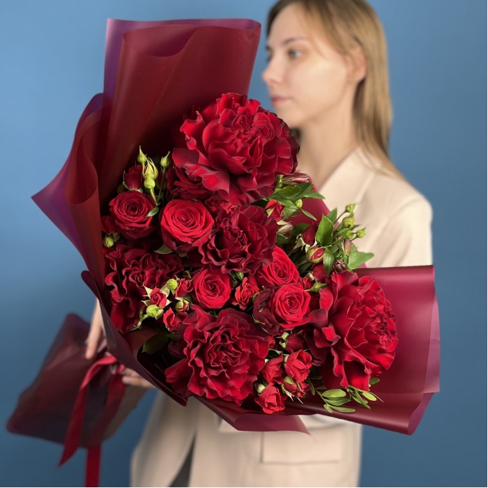 Бордовый букет из роз