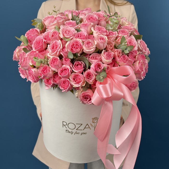 51 розовая кустовая роза Динара в коробке