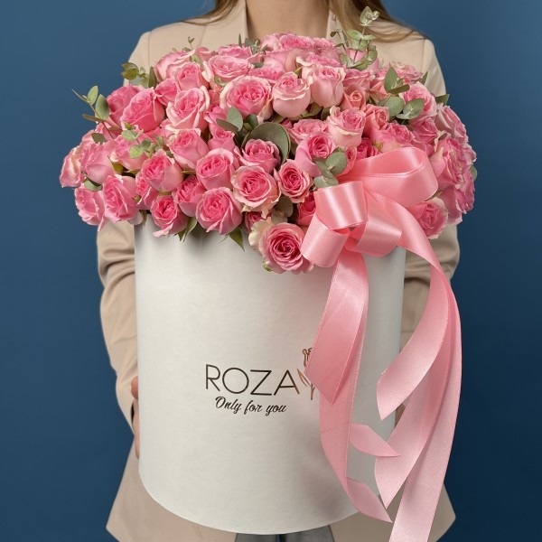 51 розовая кустовая роза Динара в коробке