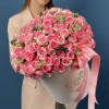 51 розовая кустовая роза Динара в коробке