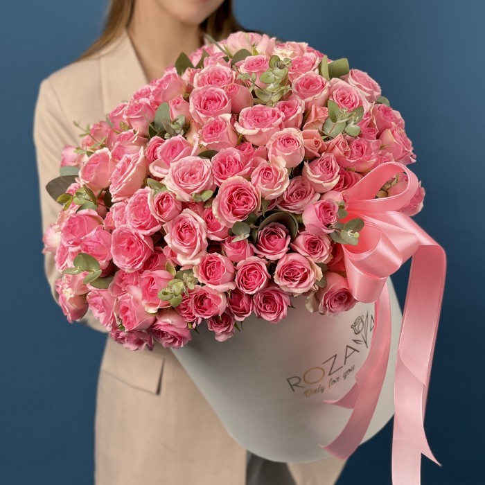 51 розовая кустовая роза Динара в коробке