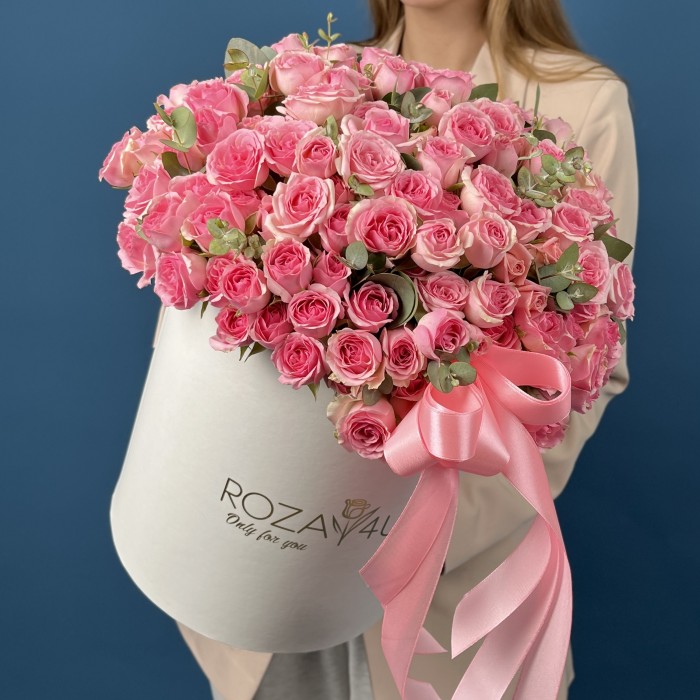 51 розовая кустовая роза Динара в коробке
