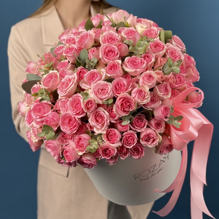 51 розовая кустовая роза Динара в коробке