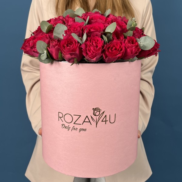 51 малиновая роза Такаци с эвкалиптом в коробке
