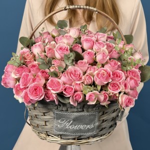 51 розовая кустовая роза Динара в корзине