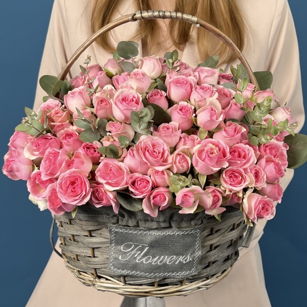 51 розовая кустовая роза Динара в корзине
