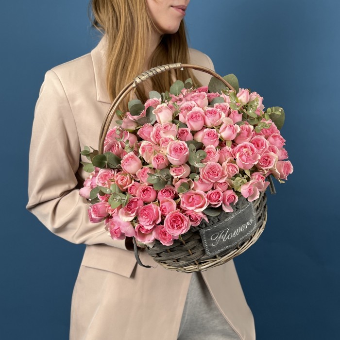 51 розовая кустовая роза Динара в корзине