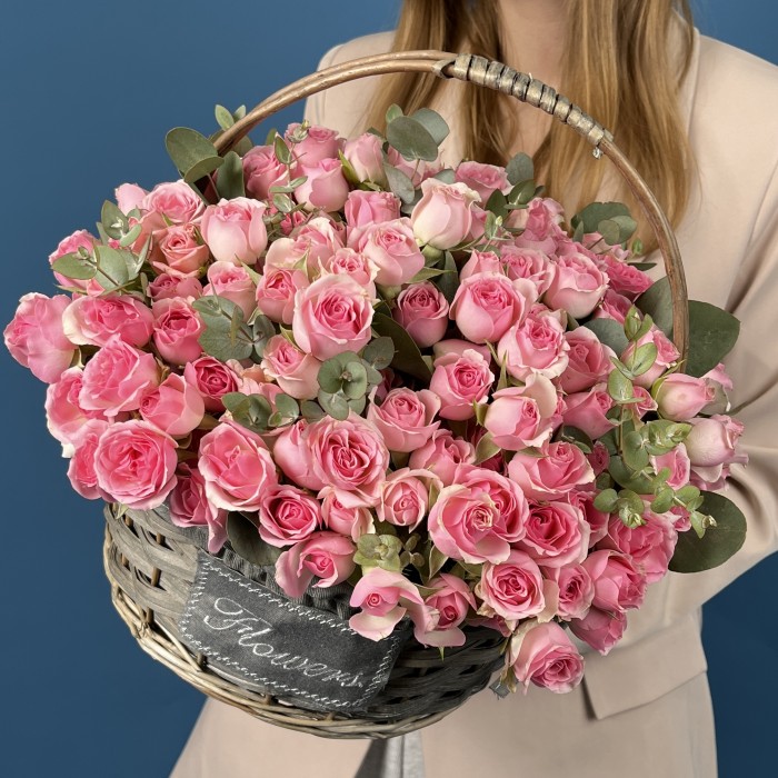 51 розовая кустовая роза Динара в корзине