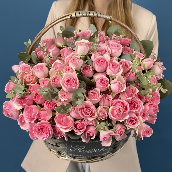 51 розовая кустовая роза Динара в корзине