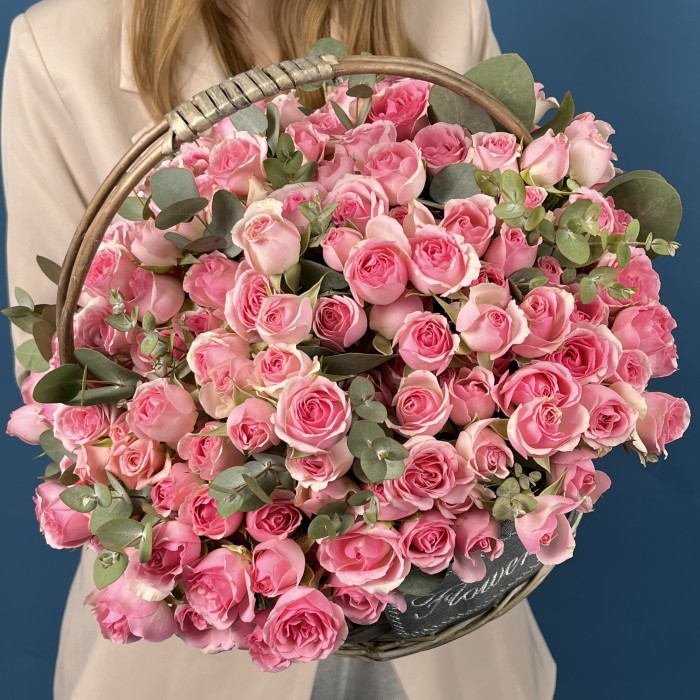 51 розовая кустовая роза Динара в корзине
