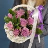 15 сиреневых роз Найтингейл с рускусом в корзине