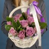 15 сиреневых роз Найтингейл с рускусом в корзине