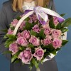 25 сиреневых роз Найтингейл с рускусом в корзине