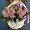 25 сиреневых роз Найтингейл с рускусом в корзине