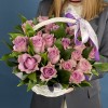 25 сиреневых роз Найтингейл с рускусом в корзине