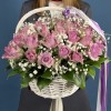 51 сиреневая роза Найтингейл с гипсофилой в корзине